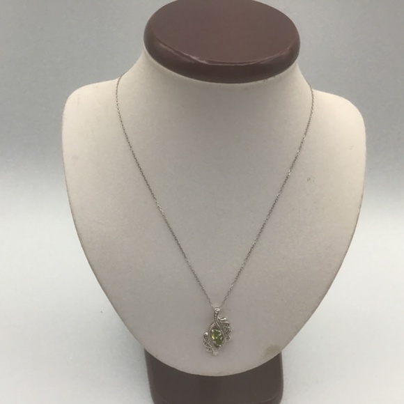 Vintage Sterling Silver Necklace with green stones in an Elegant Leaf Design - Picture 2 of 7